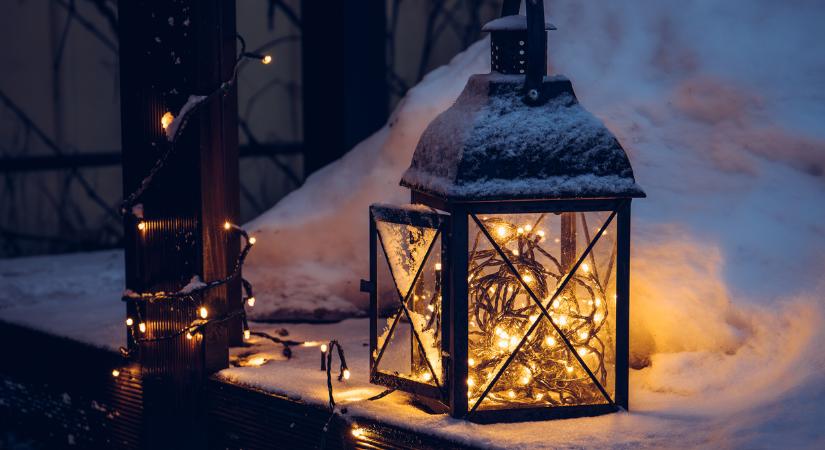 Eresz alá fényfüzér? 7 kültéri dekor ötlet, amivel ünnepi varázsvilágot teremthetsz