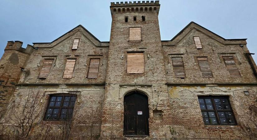 Szerelemmel, botránnyal és halállal írták az elhagyott somlószőlősi kastély történetét