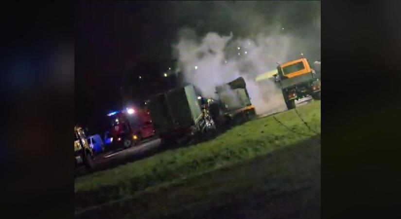 Éjszakai rémálom: kigyulladt egy teherautó Pécsen (VIDEÓ)