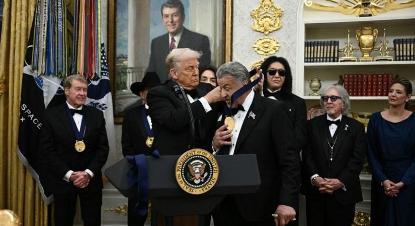 Donald Trump kitüntette Sylvester Stallonet: "minden idők legmegérdemeltebb kitüntetése"