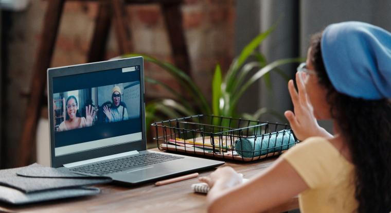 Negatívabban ítéljük meg azokat, akik szakadoznak egy videóhívásban