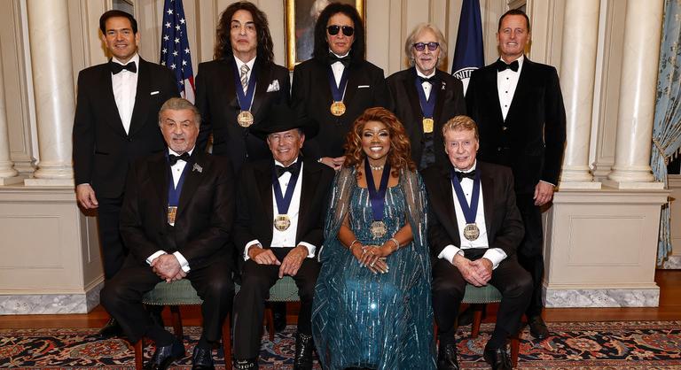 Donald Trump kiosztott pár díjat a Kissnek és Stallonénak, majd odaszúrt Jimmy Kimmelnek