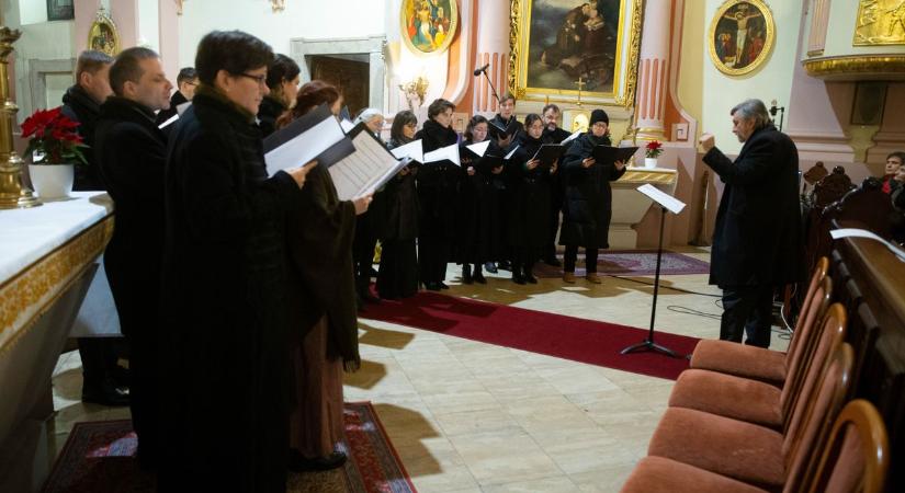 Felemelő hangversenyt adott a neves kórus a Barátok templomában – fotók, videó