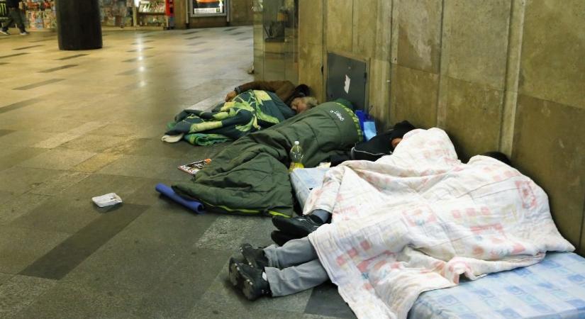 Hajléktalanok melegedői lettek a fővárosi aluljárók