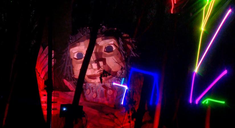 A Mikulás is feltűnt a Kása erdei trollszobor lézershow-ján – videó