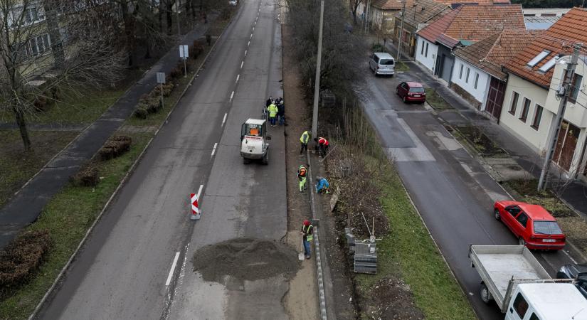 Zajlik a Cifrakapu út bővítésének első üteme – új sávok, parkolók és korszerű gyalogátkelő készül