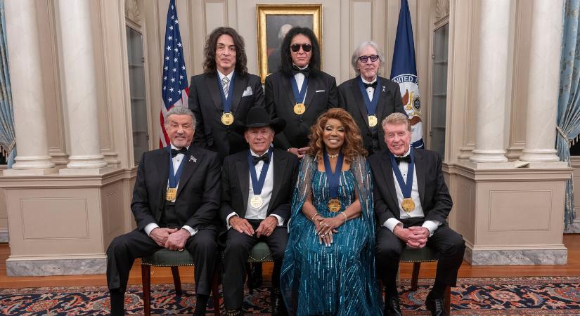 Sylvester Stallone, Gloria Gaynor és a Kiss rockegyüttes is átvette a Kennedy Center éves kitüntetését Donald Trumptól