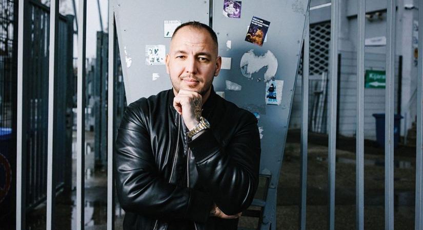 A Jóisten a tenyerén hordozza – Néhány gondolat Curtis védelmében