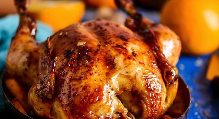 Omlós, narancsos egészben sült csirke: a mézes máztól lesz még finomabb