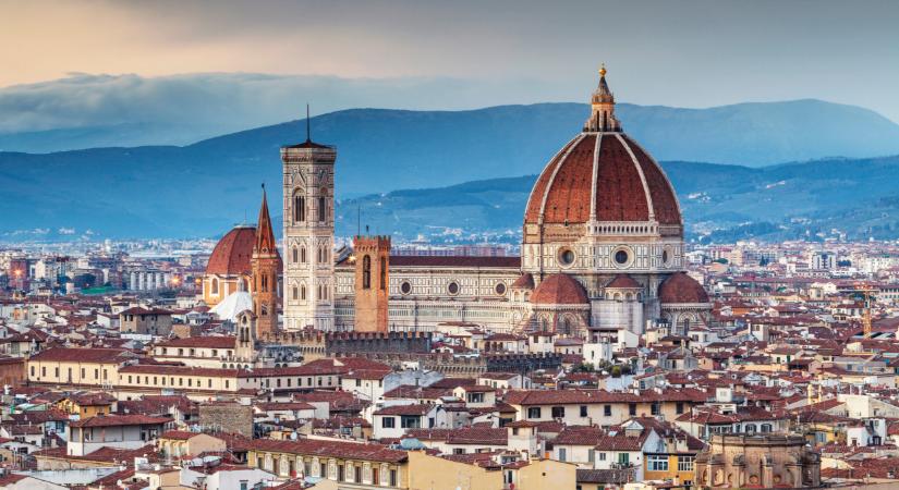 Less be Frei Tamás ritkán látott firenzei otthonába: így él 300 éves házában a legendás magyar tévés  videó