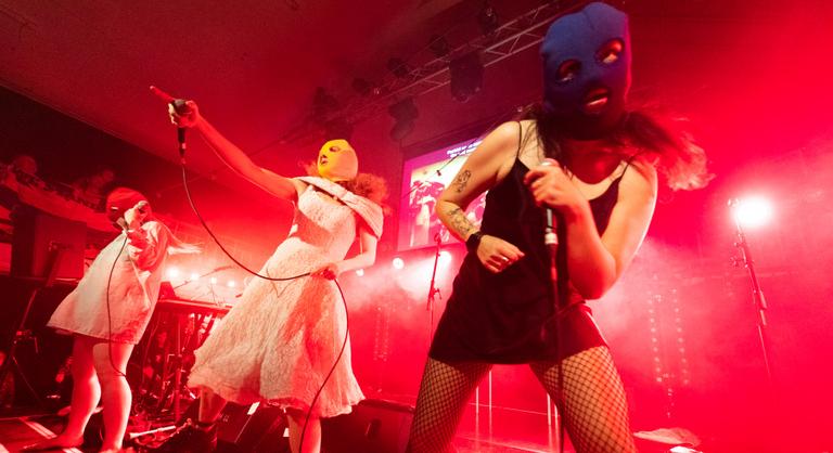 Betiltanák a Pussy Riotot Oroszországban, szélsőségesnek minősítenék a punkkollektívát