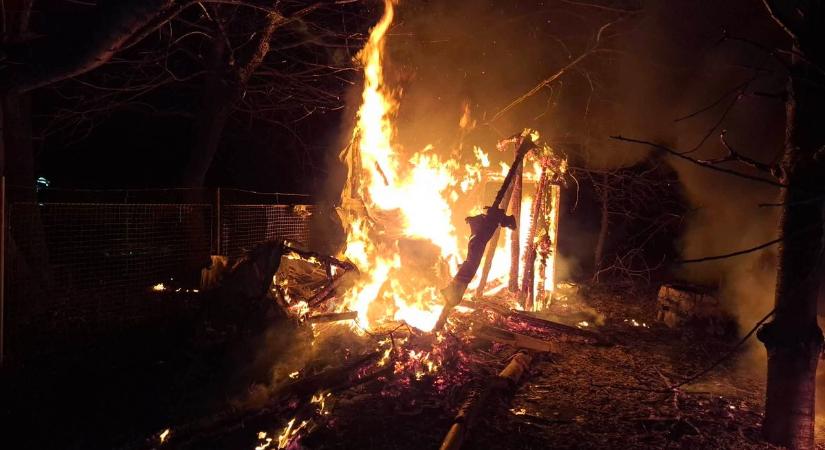 Kigyulladt egy faépítmény Balatonfüreden, bűncselekmény gyanúja miatt nyomoznak (galéria)