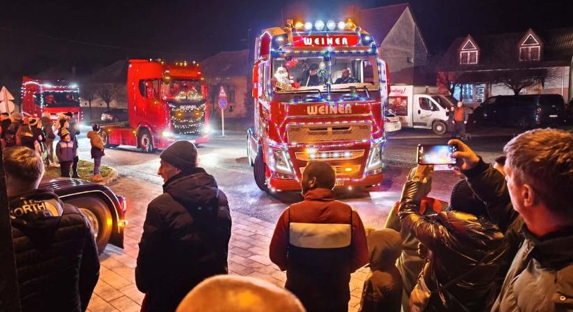 Fényárban úszó kamionból szállt ki Vépen a Mikulás, meglepetésvendég is érkezett utána - fotók