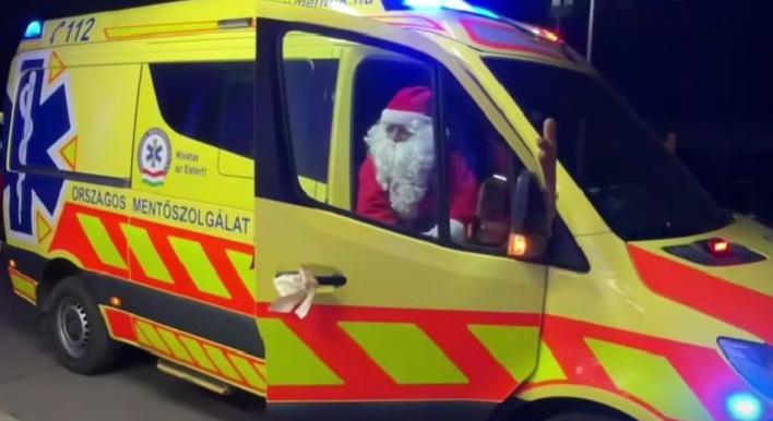 Mentőautóval érkezett a Télapó Debrecenbe