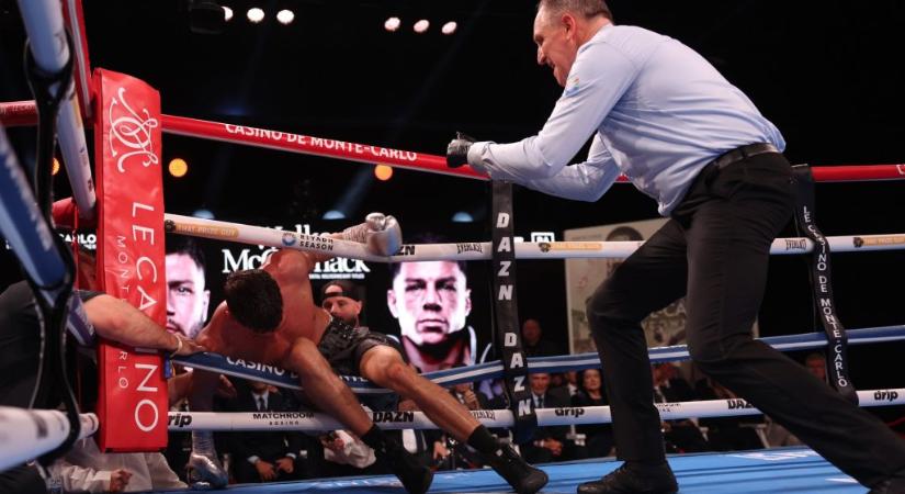 A bokszoló úgy megsorozta ellenfelét, hogy az kiesett a ringből