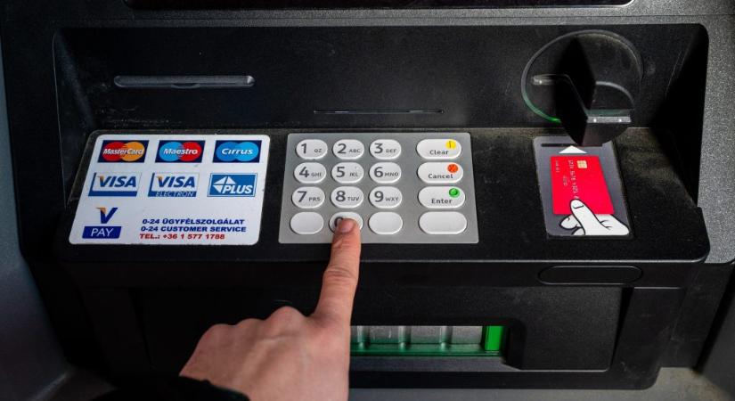 Hiába kapta meg a fizetését, egy sikertelen készpénzfelvétel után 12 napig nem fért a pénzéhez