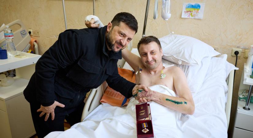 Sérült katonákat tüntetett ki egy kijevi kórházban Zelenszkij