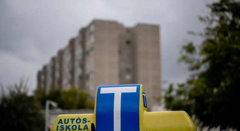 Összeférhetetlenségi vádak miatt áll a bál az autós vizsgáztatás körül