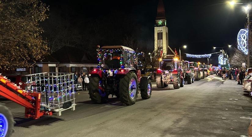 Micsoda adventi fények: 20 kivilágított traktorral ünnepeltek VIDEÓ
