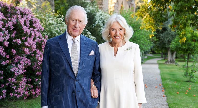 Megmutatták az idei hivatalos karácsonyi képeslapot: így pózol rajta Károly király és Kamilla királyné