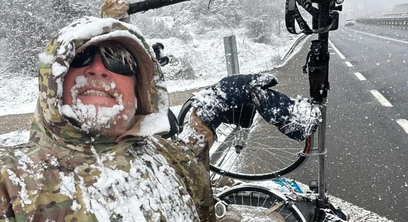 A brit férfi, aki 27 éve gyalog járja a Földet: megdöbbentő titkot árult el a túléléséről