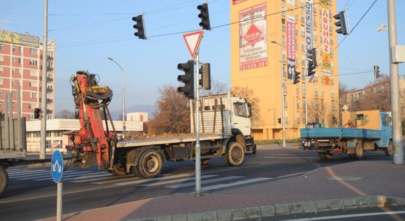 Balesetveszély: csúcsforgalomban lehetetlen balra kanyarodni a Pécs Plázánál