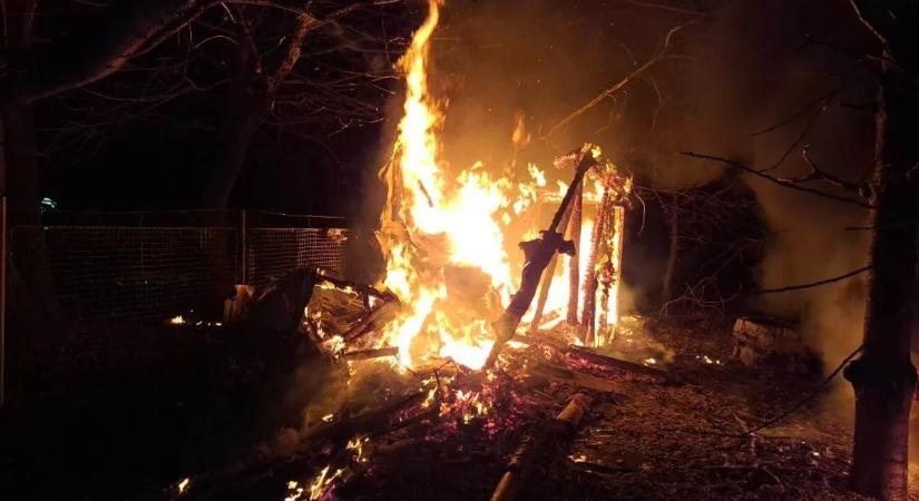 Nagy lánggal égett a kis ház, szándékosan gyújthatták fel – képekkel