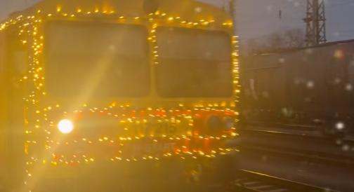 Hiába várták a gyerekek Tiszafüreden a MÁV karácsonyi fényvonatát – Poroszlón lerobbant