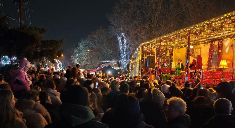 A kamionon érkező Mikulás énekelt és táncolt, majd csomagokat osztott a gyerekeknek Nagymegyeren (FOTÓK és VIDEÓ)