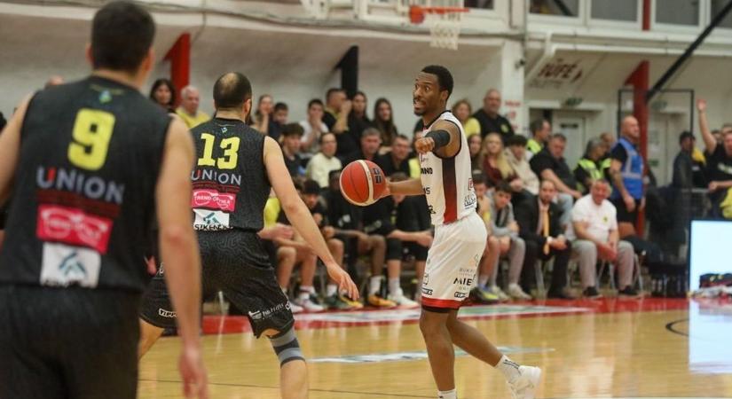 Kosárlabda: beteghordó-kocsiban ünnepelt a pályán a lefújás után Körmend sérült játékosa - Videó