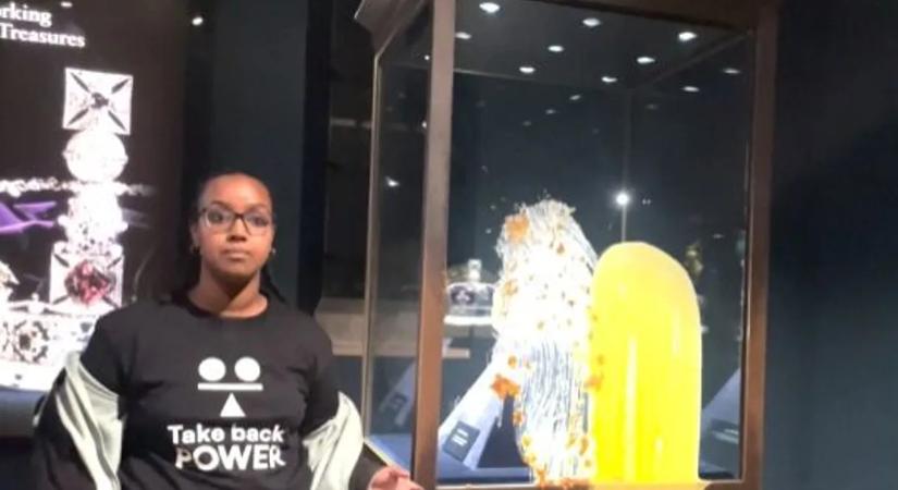 Süteménnyel dobálták meg a koronaékszereket, börtön várhat rájuk