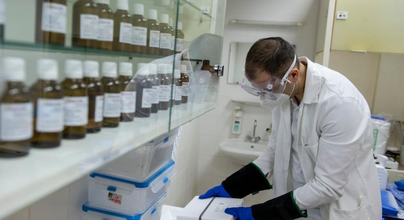 Újabb Pfizer-BioNTech-vakcinaszállítmány érkezett az egri Markhot Ferenc Kórházba