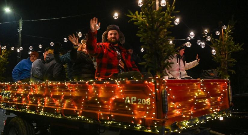 Karácsonyi fényekben ragyogó traktorok árasztották el az utcákat! - fotók
