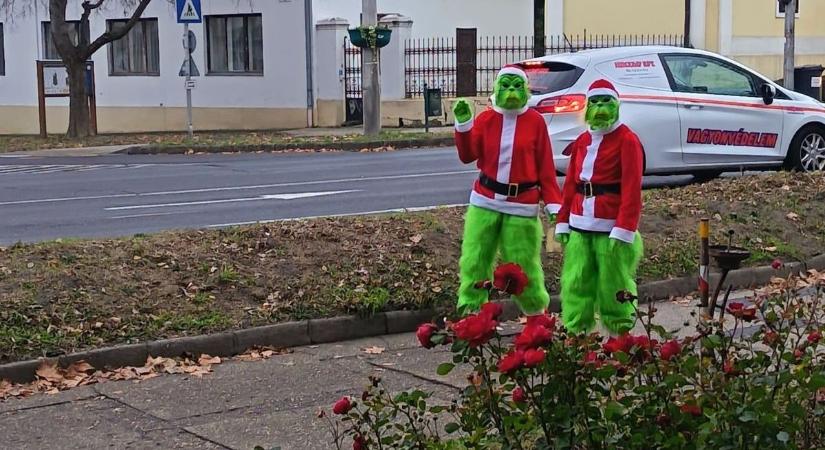 Szekszárdiak figyelem! Két grincs járja a várost
