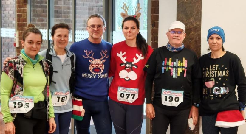 Mikulásfutás Dunaújvárosban: családbarát ünnep és adománygyűjtés – videóval, galériával