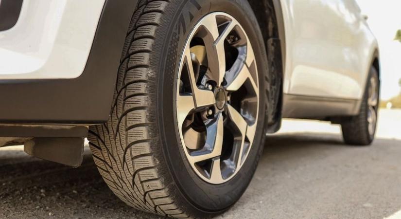 Az önérzetes autó mindenkit megnevettet Szegeden, az Anna-kútnál parkol