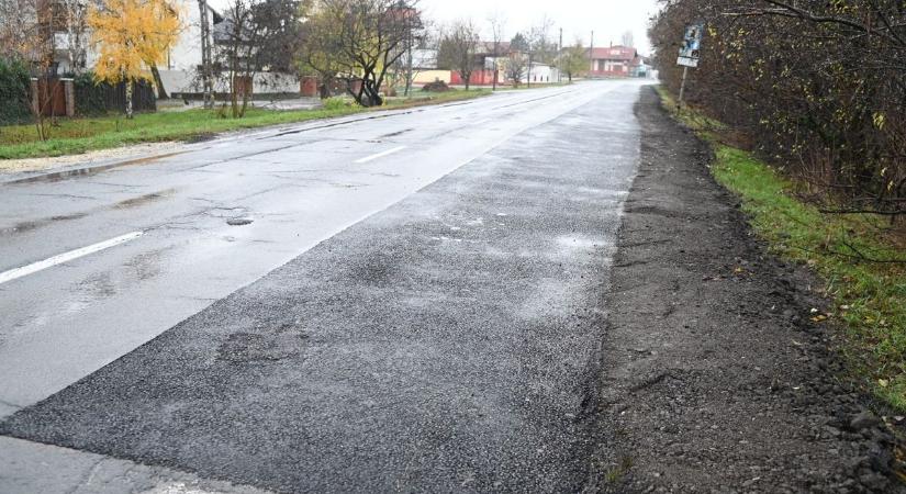 Beszakadt a forgalmas szolnoki út, éjjel ennyit láttak belőle a sofőrök