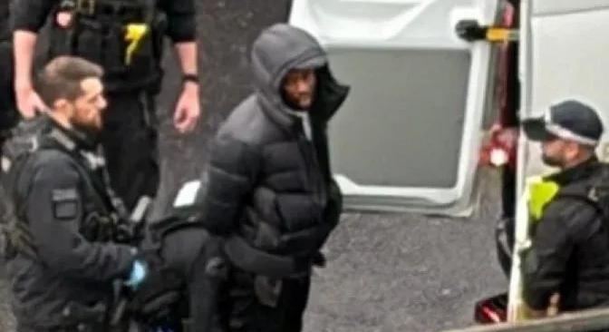 Összebalhézott két csoport a londoni Heathrow repülőtéren, előkerült a gázspray