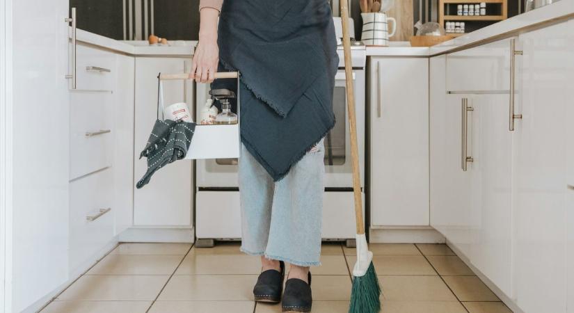 A nehéz bútorok alatti takarítás kulcsa egy dologtól függ