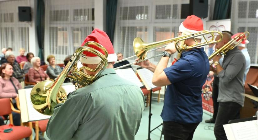 Mikulás koncert a Hild Viktor Könyvtárban – ünnepi dallamokkal varázsolt a Szimfonik Együttes – galériával
