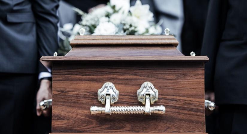 Botrány tört ki egy temetésen a halottaskocsit vezető sofőr miatt