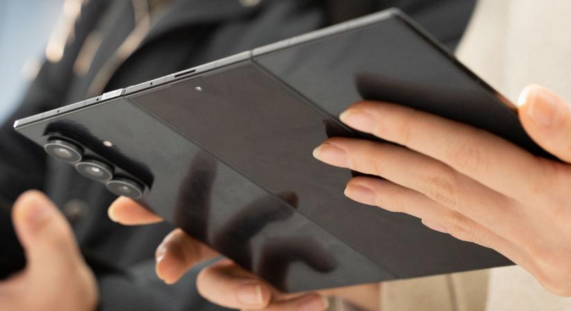 Tripla kijelzővel támad a Samsung: a Galaxy Z TriFold teljesen átrendezheti a hajlítható okostelefonok piacát – az Apple felkötheti a gatyáját