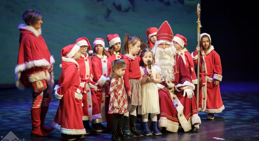 A Mikulás ismét színpadon – zsúfolásig megtelt a nézőtér