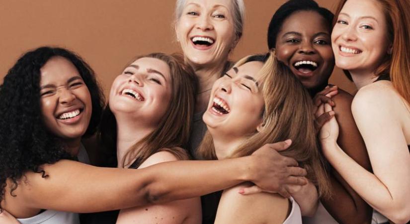 Ugyanaz az ünnepi ruha XS-es és XXL-es méretű nőn: a csinos megjelenés nem súly kérdése