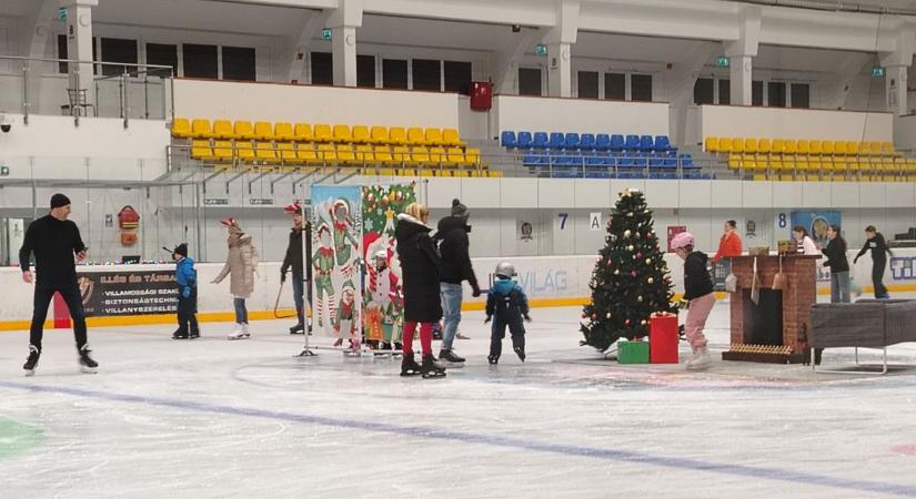 Korcsolyán száguldott a Mikulás (videó)