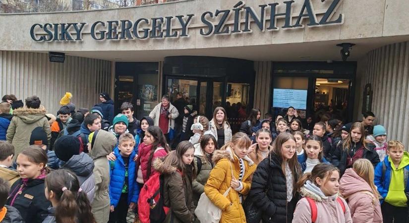 Bors néni énekelt a gyönki diákoknak, micsoda színházi élmény!