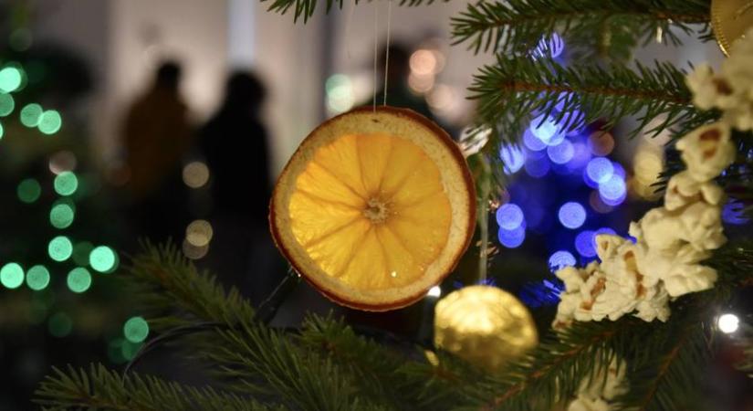 Ezért aggatnak pattogatott kukoricát a karácsonyfákra