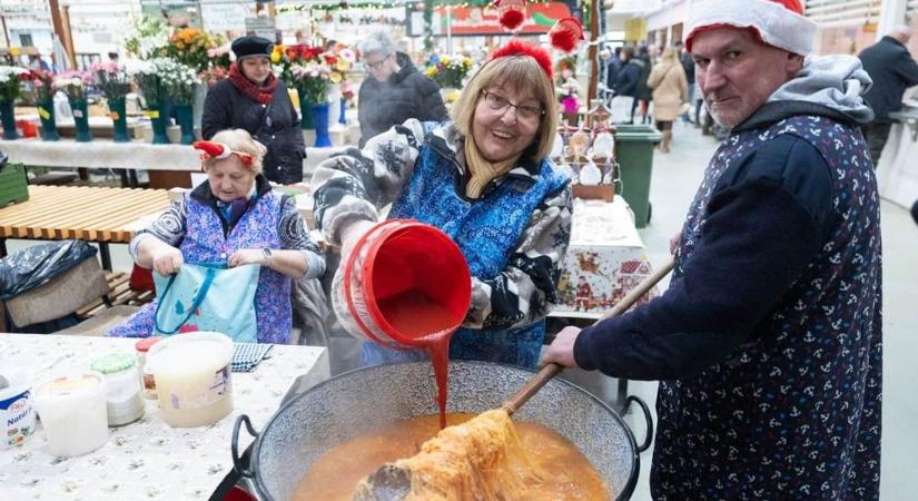 A húsos káposzta is együtt jó! Gyermekmosoly és Mikulás a piacon (galéria, videó)