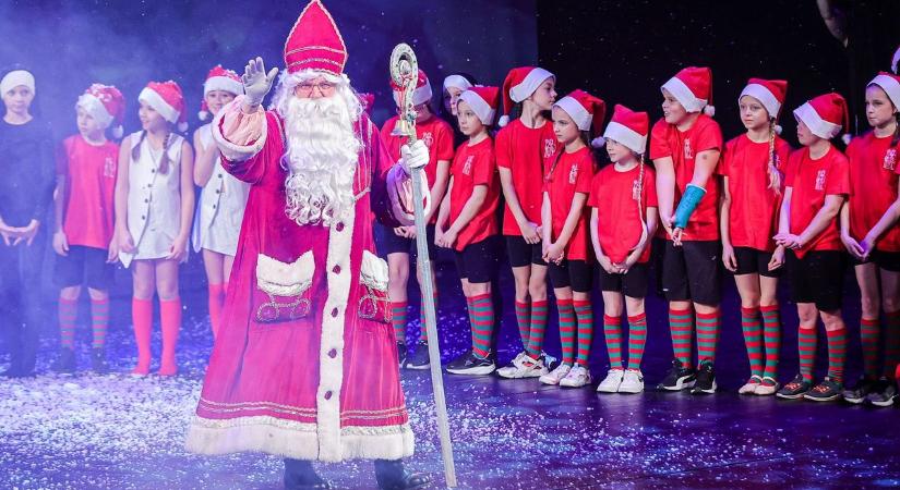 Az igazi Mikulás örömöt és szeretetet csempészett a győri gyerekek szívébe - fotók