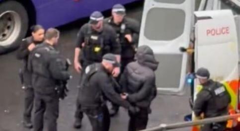 Paprikaspray-vel támadtak többekre a londoni Heathrow repülőtéren